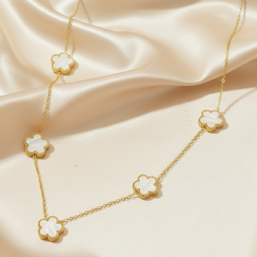 Collier doré en acier inoxydable avec 5 petites fleurs blanches en nacre, bijou bohème