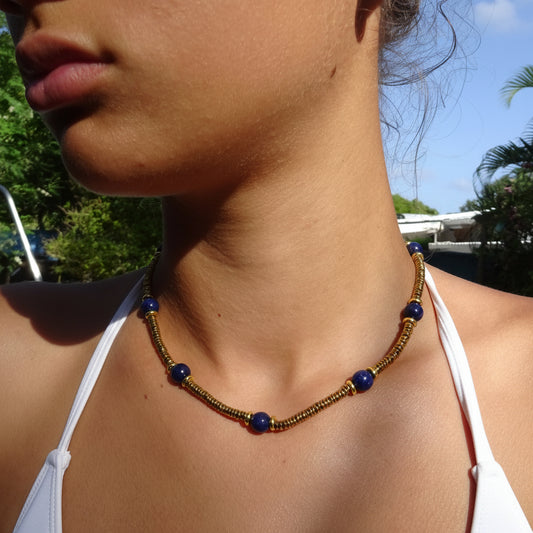 Collier doré en acier inoxydable 316L avec pierres naturelles lapis-lazuli porté par une femme.