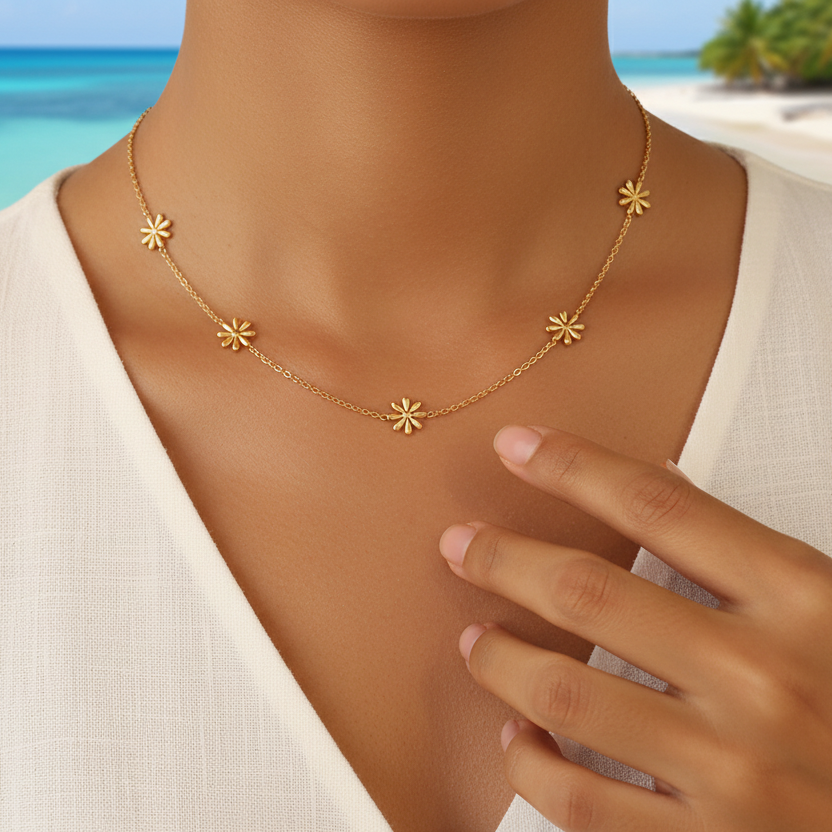 Femme portant un collier doré en acier inoxydable avec 5 petites fleurs, bijou bohème