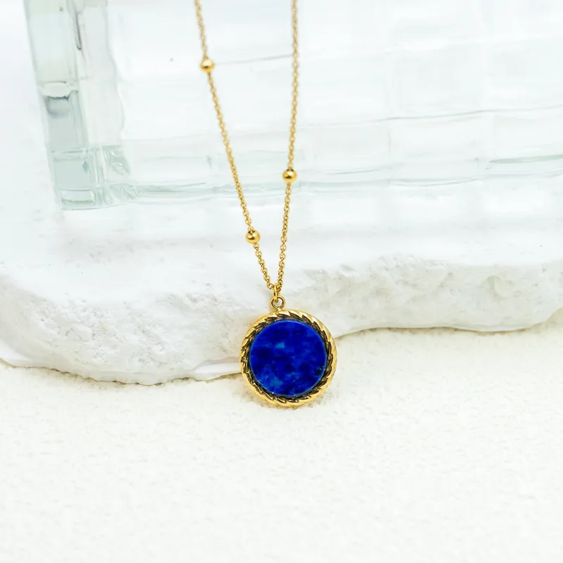 Collier AYA – Pierre naturelle LAPIS-LAZULI, PIERRE DE SOLEIL et acier chirurgical doré