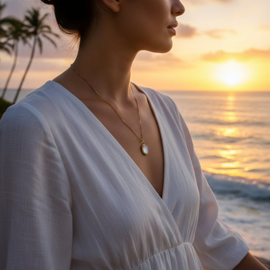 Femme portant un collier à chaîne maille gourmette alternée maille plate en acier inoxydable doré et pendentif en nacre, bijou délicat et romantique