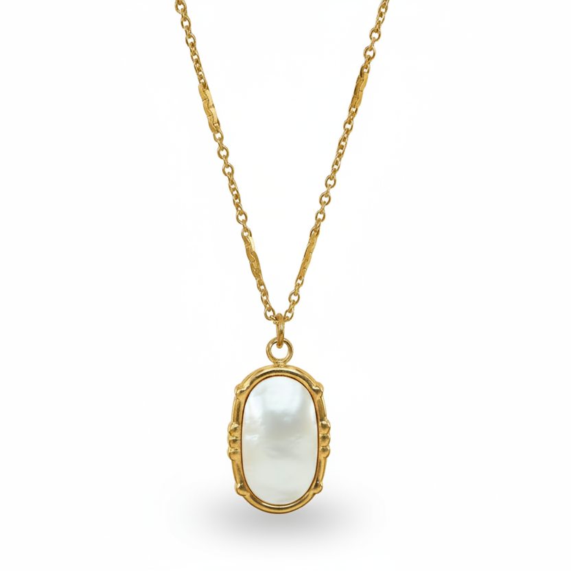 Collier doré en acier inoxydable 316L avec pendentif ovale en nacre.