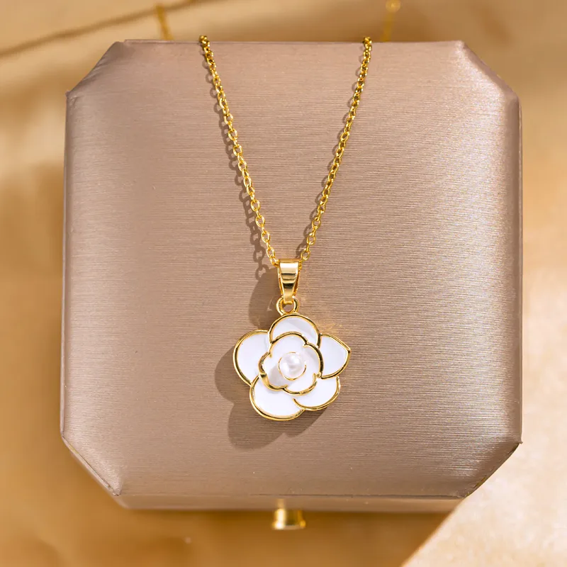 Collier Fleur blanche CAMELIA en acier chirurgical doré