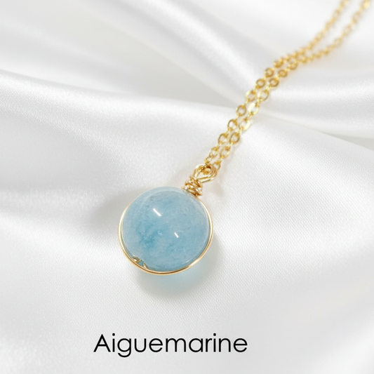 Collier doré en acier inoxydable avec chaîne fine maille forçat et pendentif boule en pierre naturelle Aigue marine, Swann Bijoux Guadeloupe