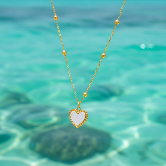 Collier doré en acier inoxydable avec fine chaîne forçat perlée et pendentif coeur en nacre, bijou bohème