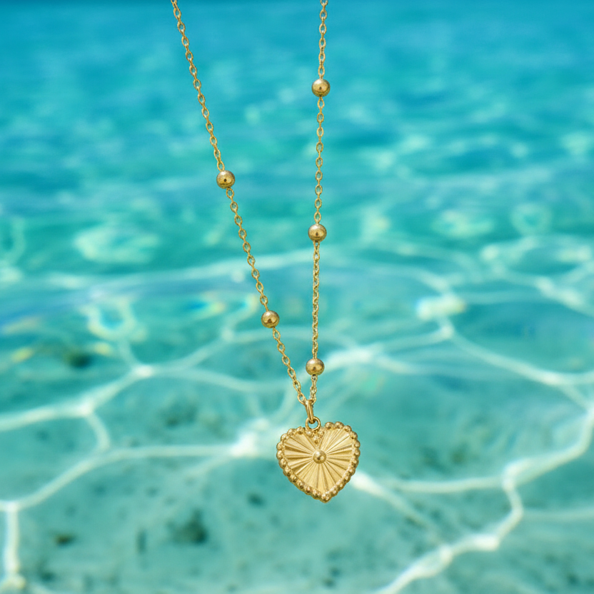 Collier doré en acier inoxydable avec fine chaîne forçat perlée et pendentif coeur en nacre