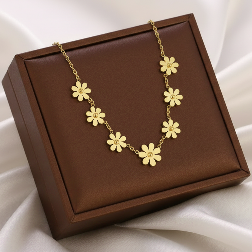 Collier doré en acier inoxydable 316L orné de 7 petites fleurs.