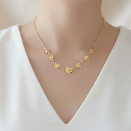 Femme portant un collier doré en acier inoxydable avec 7 petites fleurs, bijou bohème
