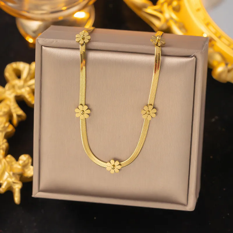 Parure Fleurs JEANNE en acier chirurgical doré – Collier & Bracelet ajustables.