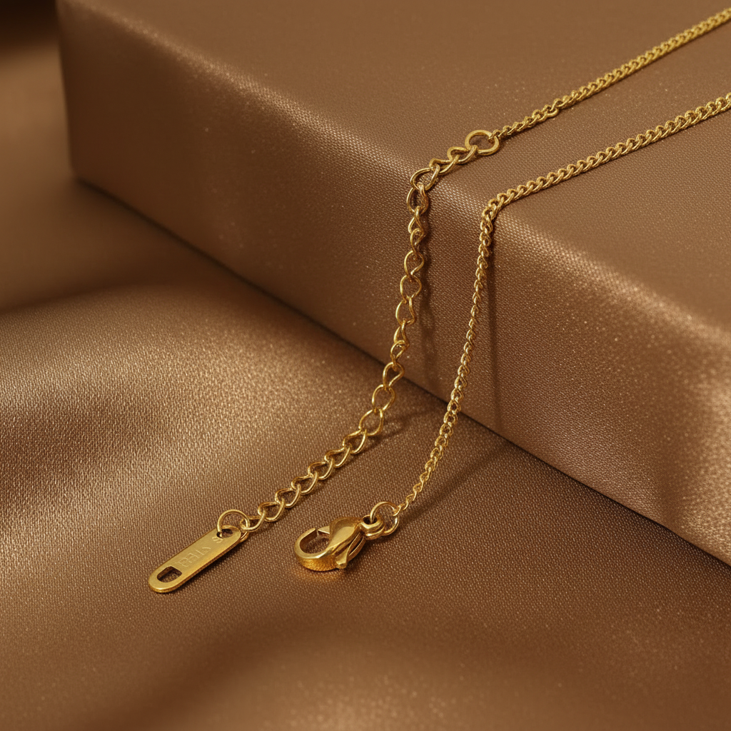 Collier doré en acier inoxydable à fine chaîne maille gourmette.