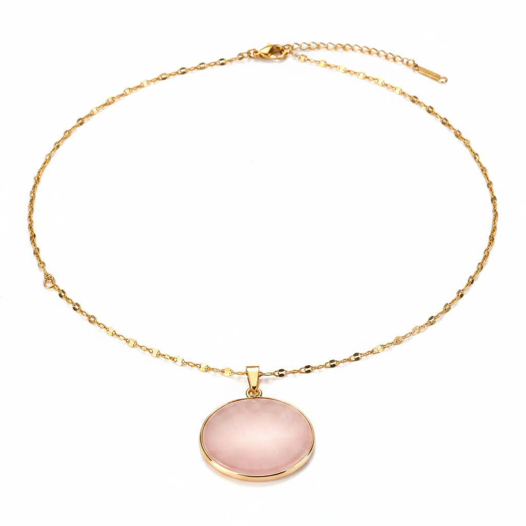 Collier doré en acier inoxydable à chaîne maille grain de café orné d'un pendentif rond en pierre naturelle quartz rose.