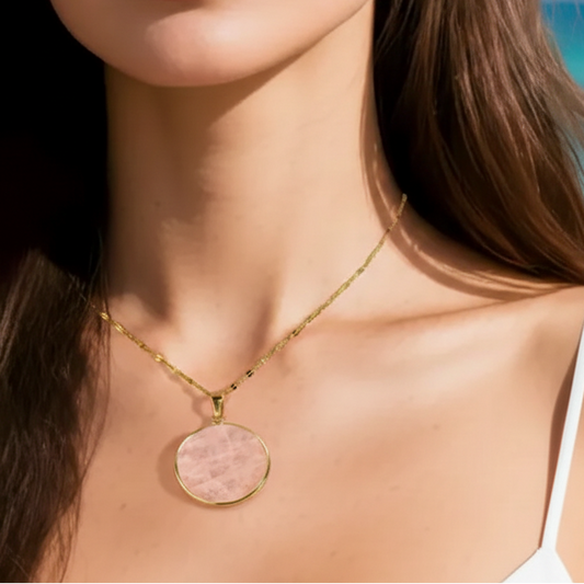 Collier doré en acier inoxydable à chaîne grain de café et pendentif en Quartz rose, bijou bohème proposé par Swann Bijoux Guadeloupe porté par une femme