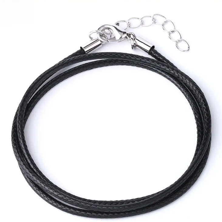 Cordon en cuir noir et acier pour pendentif.