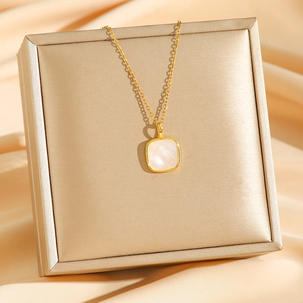 Collier doré en acier inoxydable avec fine maille forçat et pendentif carré en nacre