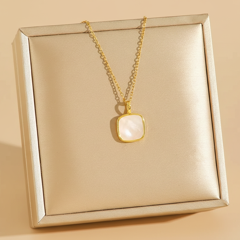 Collier doré en acier inoxydable à fine maille forçat et pendentif carré en nacre, bijou bohème