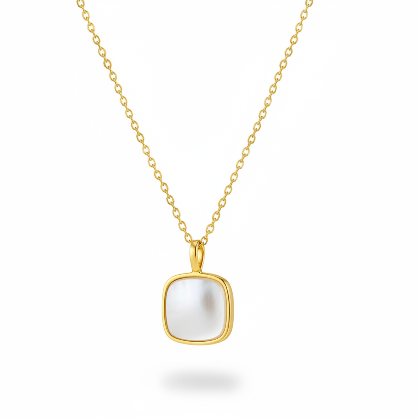 Collier doré en acier inoxydable 316L à fine maille forçat orné d'un pendentif carré en nacre.