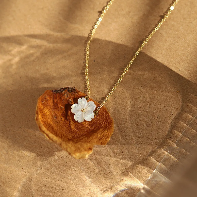 Collier Fleur MAYA en acier chirurgical et nacre