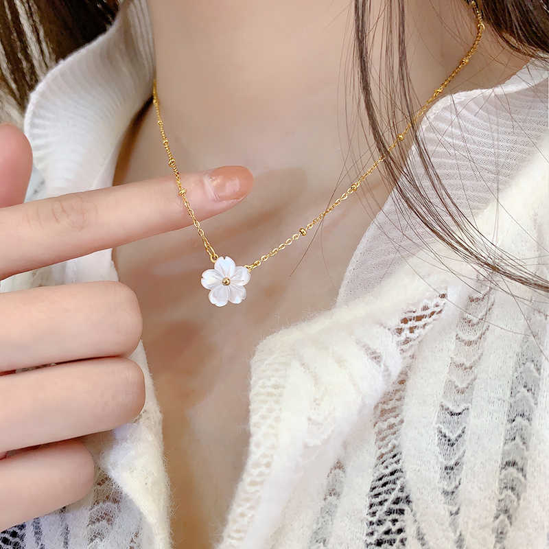 Collier Fleur MAYA en acier chirurgical et nacre