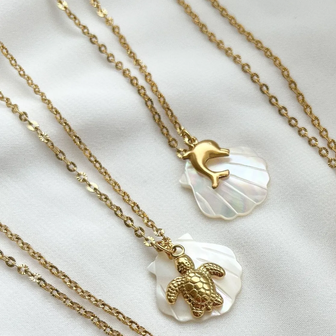 Collier NATURE en acier chirurgical et nacre assorti d'une tortue ou d'un dauphin