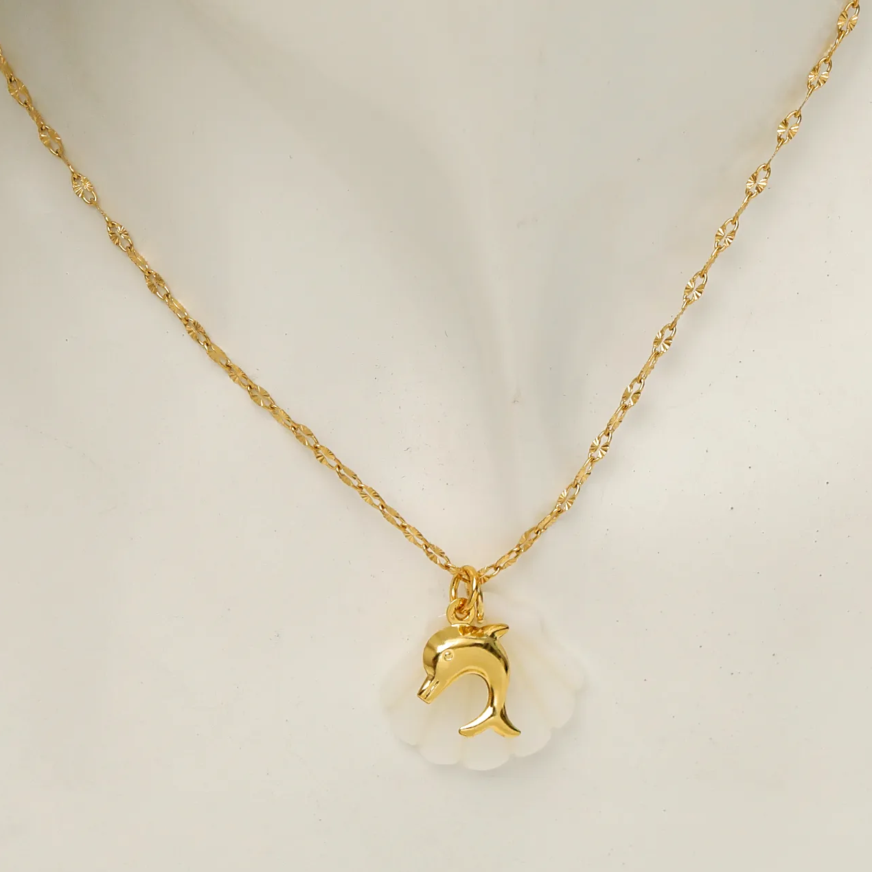 Collier NATURE en acier chirurgical et nacre assorti d'une tortue ou d'un dauphin