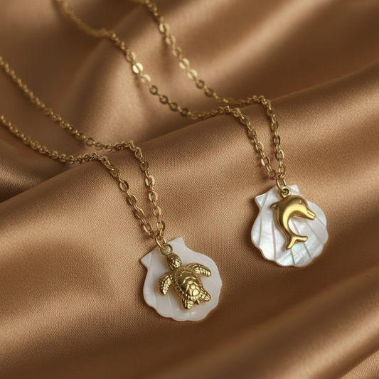 Collier doré en acier inoxydable 316L orné d'un pendentif animal marin tortue et dauphin et coquillage en nacre.