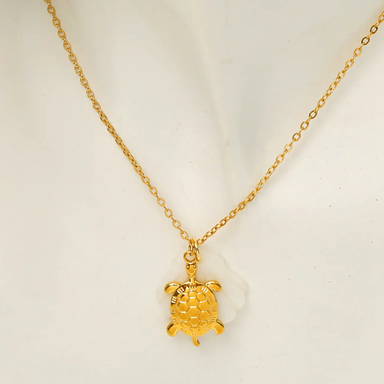 Collier NATURE en acier chirurgical et nacre assorti d'une tortue ou d'un dauphin
