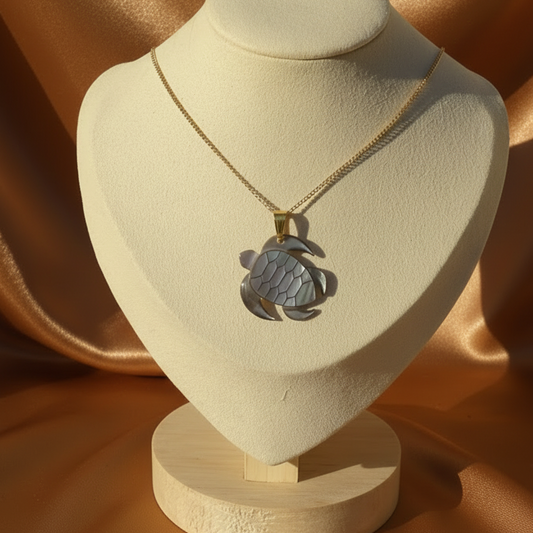 Collier en inox 316L doré à chaîne maille gourmette et pendentif tortue des îles en nacre grise.