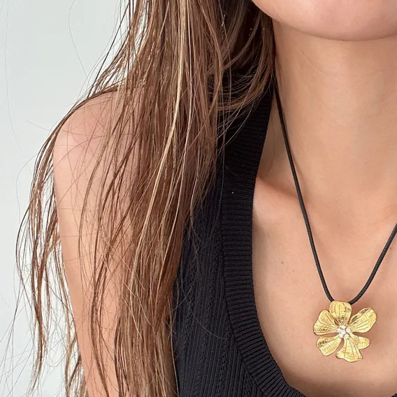 Collier Fleur style bohème OXANA en acier chirurgical, zirconium et cuir
