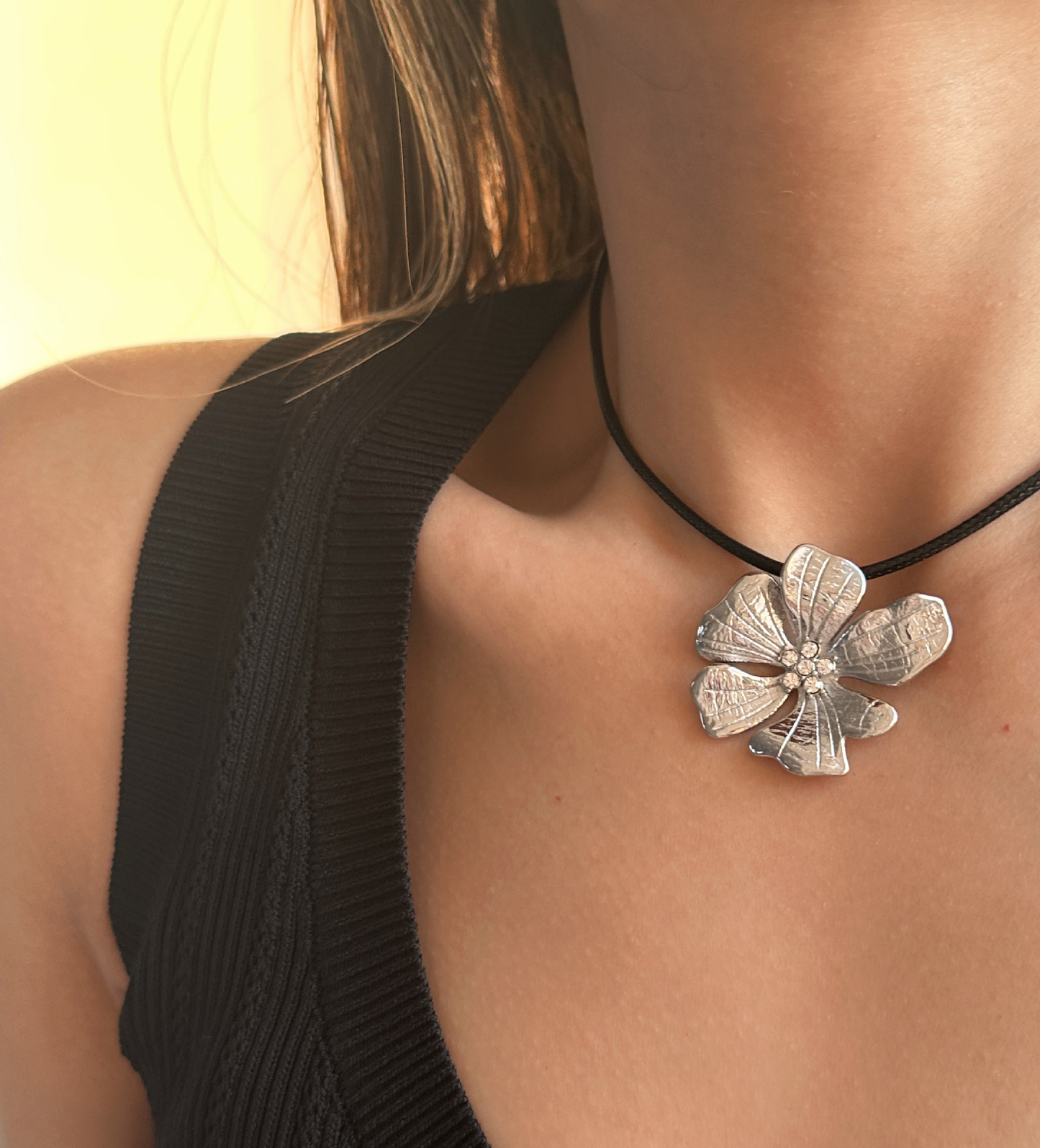 Collier Fleur style bohème OXANA en acier chirurgical, zirconium et cuir