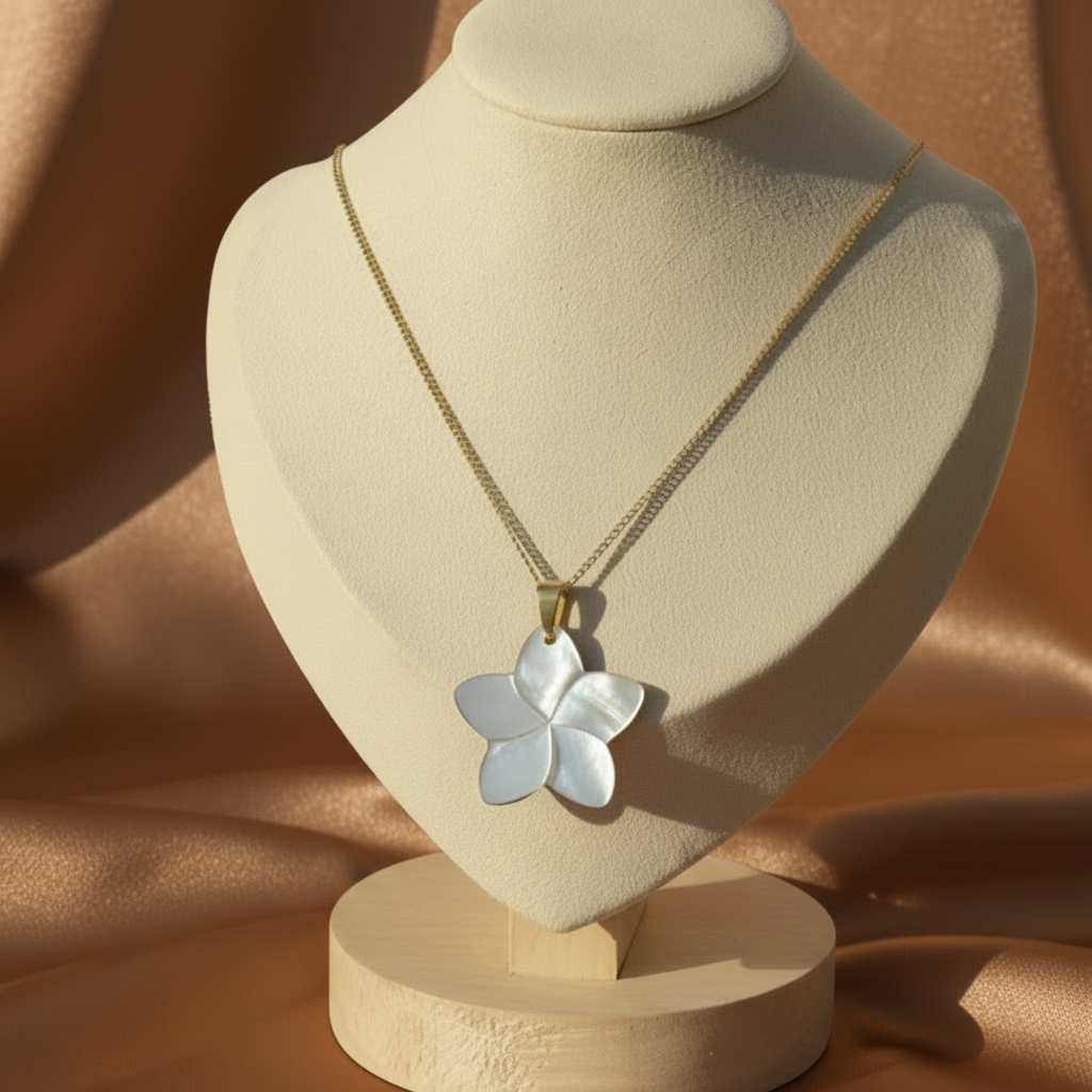 Collier doré en acier inoxydable 316L à chaîne maille gourmette avec un pendentif fleur de plumeria des îles en nacre grise.