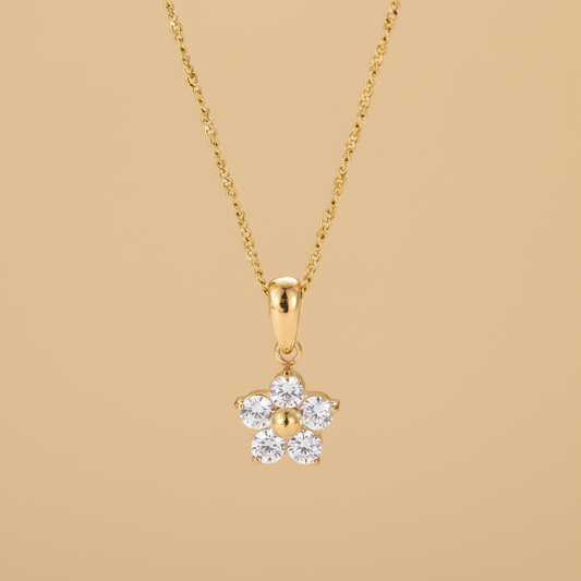 Zoom sur collier doré femme en acier inoxydable orné d'un pendentif petite fleur 5 pétales en zyrconium blanc, style minimaliste