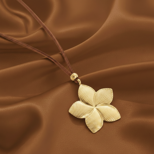 Collier à cordon en velours marron et pendentif grande fleur de tiaré en acier inoxydable doré.