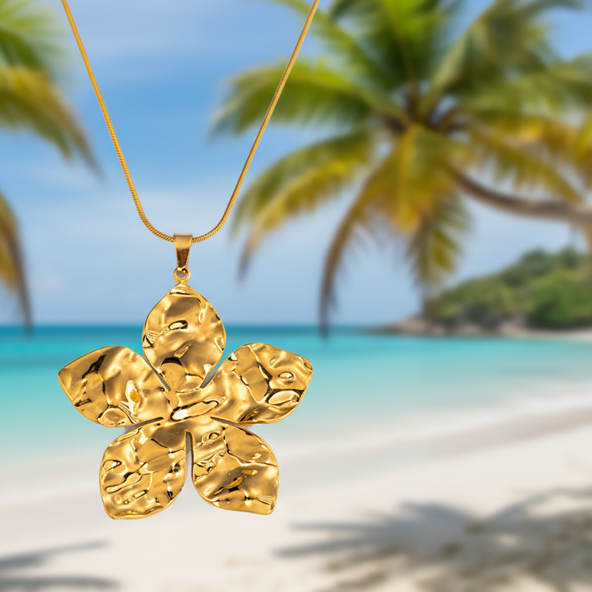 Collier doré martelé en acier inoxydable à chaîne maille serpent orné d'un pendentif grande fleur tropicale.