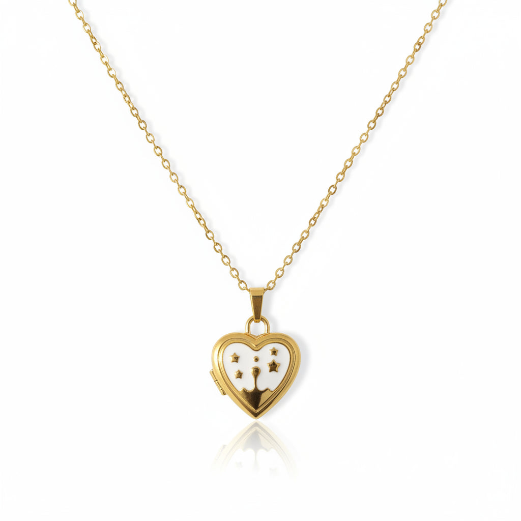 Collier doré en acier inoxydable 316L à maille forçat fine avec pendentif cœur ouvert en émail blanc.