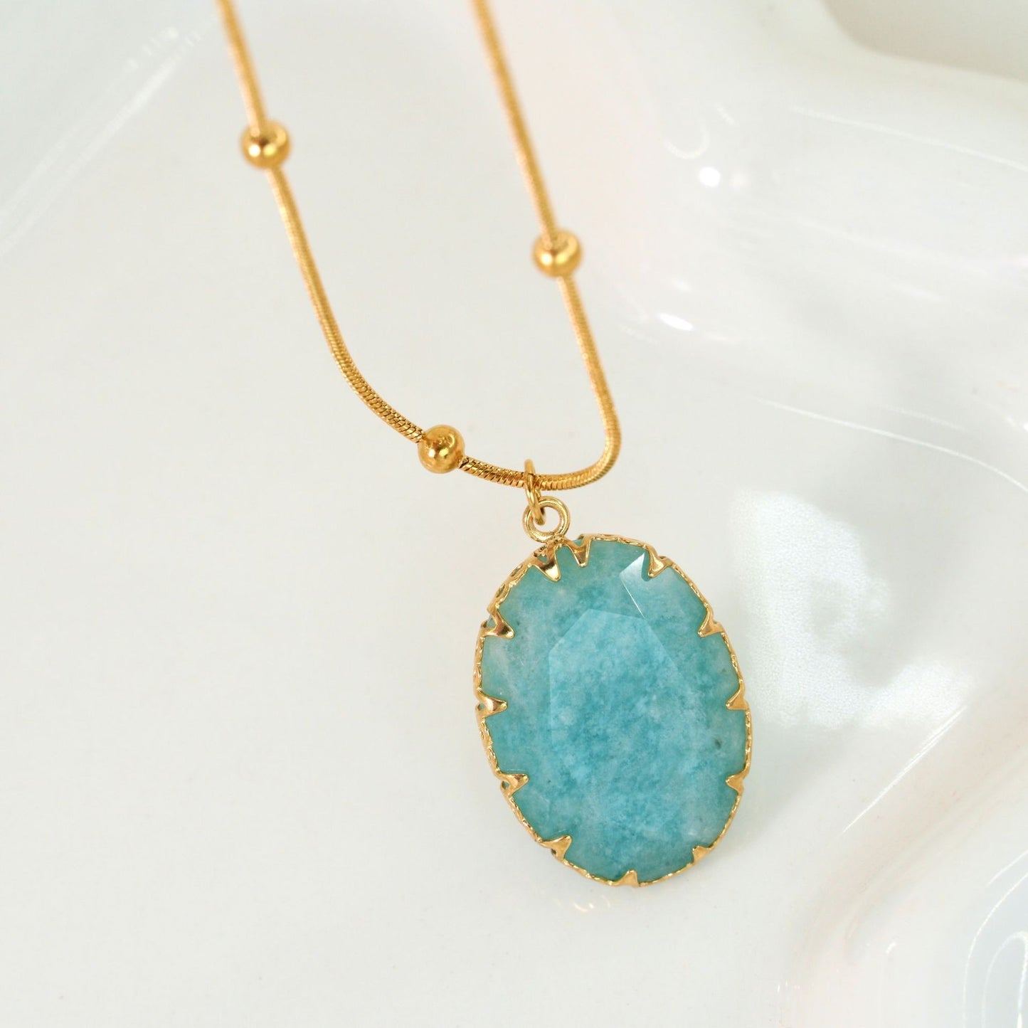 Collier TESS – Pierre naturelle AMAZONITE et acier chirurgical doré