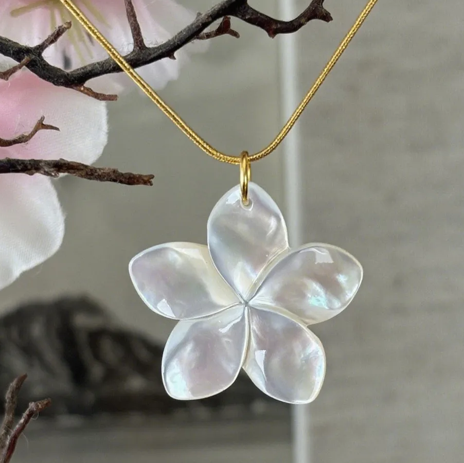 Collier VAHINE en acier inoxydable et pendentif Fleur en nacre