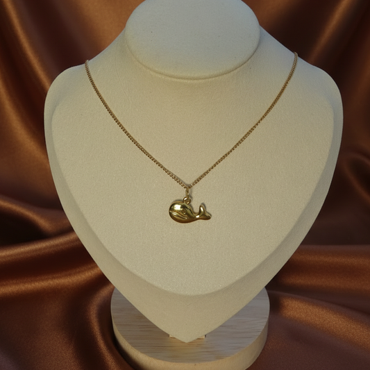 Collier en acier inoxydable 316L doré, à chaîne fine maille gourmette et pendentif baleine.