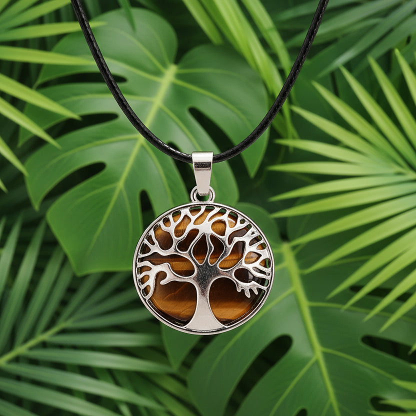 Collier avec pendentif rond Arbre de Vie en oeil de tigre naturel et acier inoxydable argenté sur cordon en cuir noir.