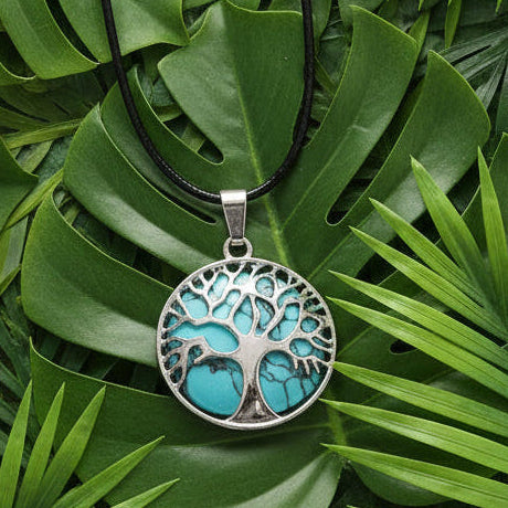 Collier avec pendentif argenté rond Arbre de Vie en turquoise naturelle et acier inoxydable sur cordon en cuir noir.