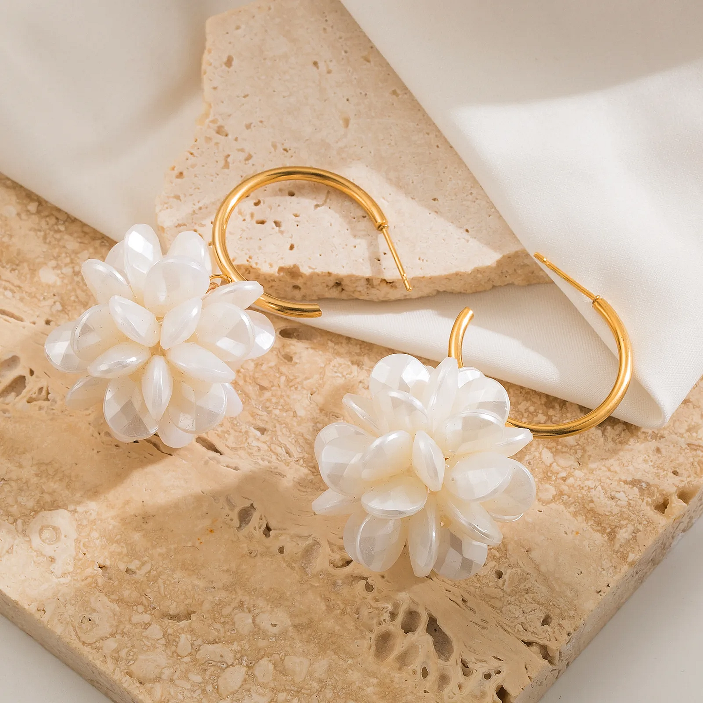 Créoles Fleur CHERIE en acier inoxydable et acrylique blanc