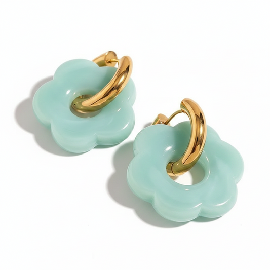 Créoles en acier inoxydable doré avec fleur en acrylique couleur jade.