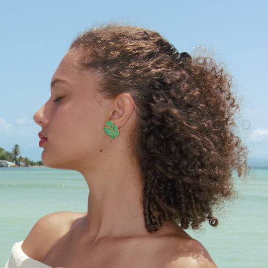 Boucles d’oreilles portées par une jeune femme grande fleur tropicale verte 2,5 cm en acier inoxydable doré, style bohème