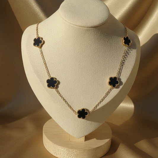 Collier doré en acier inoxydable avec 5 petites fleurs noires pierre naturelle.