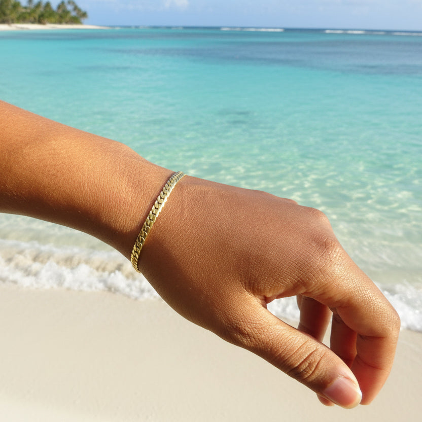 Bracelet gourmette doré sur main de femme en acier inoxydable 316L avec maille anglaise élégante, 16+5 cm, fermoir mousqueton sécurisé, bijou élégant