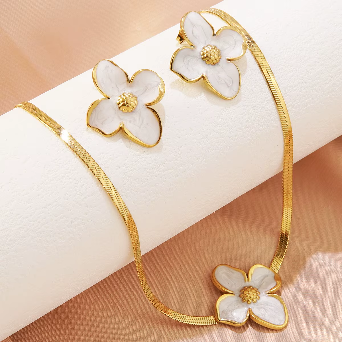 Parure FIDJI – Collier & boucles d’oreilles Fleur blanche en acier inoxydable doré