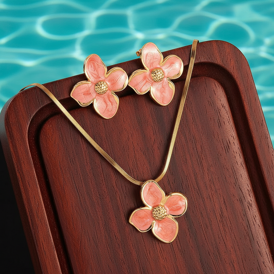 Parure à grande fleur émaillée rouge en acier inoxydable doré composée d'un collier à maille serpent et boucles d'oreilles.