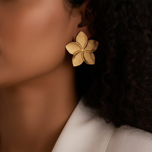 Parure collier et boucles d’oreilles fleur frangipanier en acier doré – modèle TIARE