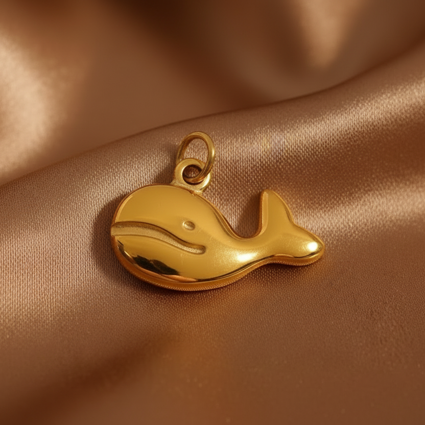 Pendentif baleine en acier inoxydable 316L doré.