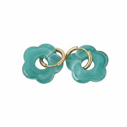 Créoles en acier inoxydable doré avec fleur en acrylique vert.