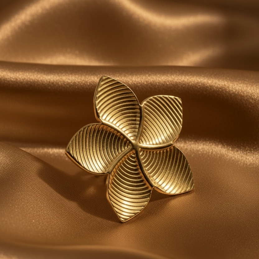 Bague grande fleur de tiaré en acier inoxydable doré.